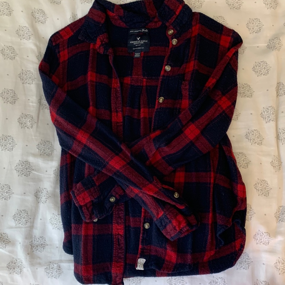This is an American Eagle flannel. It’s a few years old but still super cute.